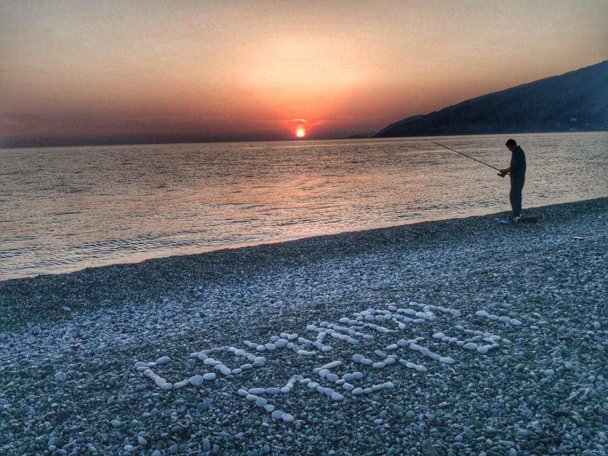 Гостевой Дом В Гаграх"Море Солнца" ガグラ エクステリア 写真